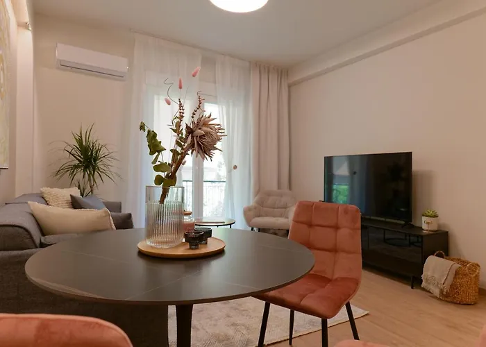 Acropolis Deluxe 1Br Apartment